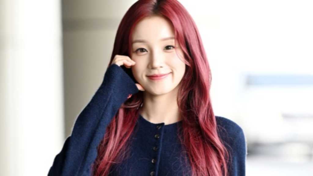 i-dle's Woogie departed from Gimpo International Airport for overseas schedules, including performances and fashion events in Macau and the USA.