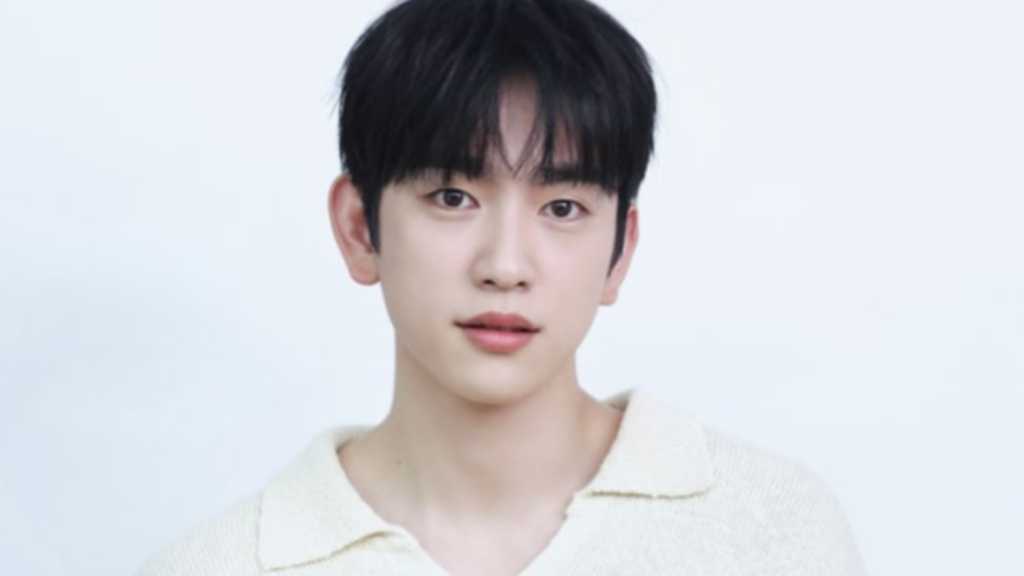 GOT7のジニョンが誕生日に1億ウォンを寄付し、児童の食事支援を行った。子どもたちの笑顔を守る活動に感謝し、今後も誠実に活動を続ける意向を示した。