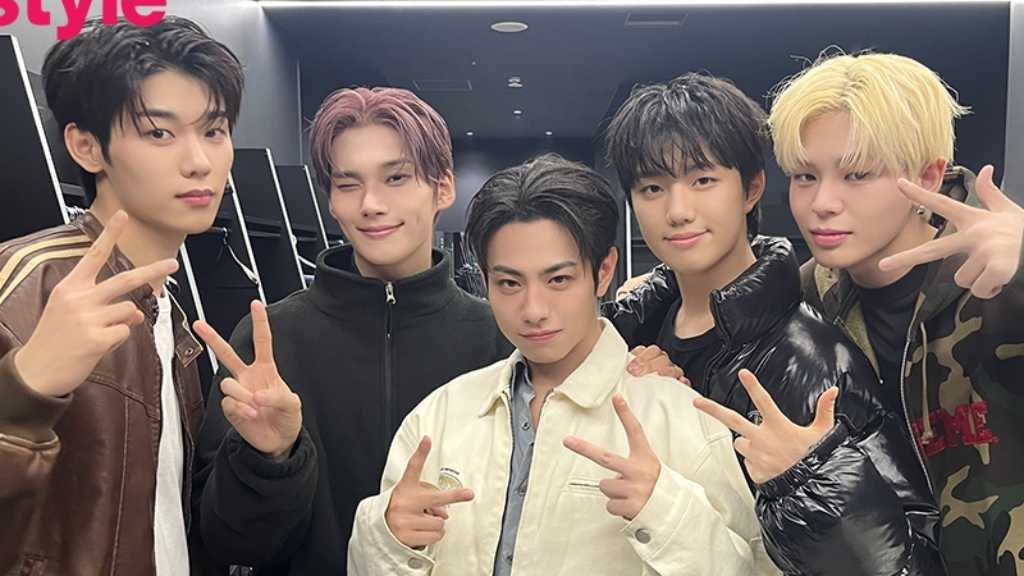 Kstyleが14周年を迎え、EVNNEからお祝いメッセージとサイン入りプレゼントを受け取りました。