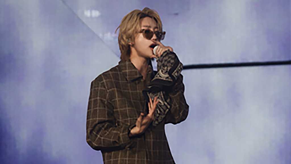 SEVENTEENのディエイトが香港公演でルイ・ヴィトンのカスタムウェアを着用しパフォーマンスを行った。