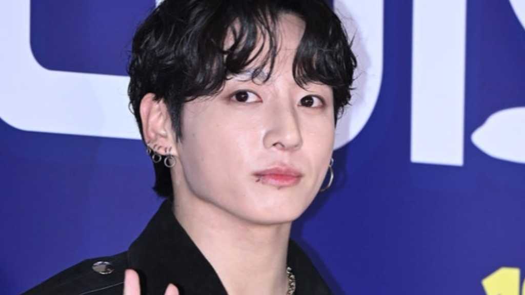 BTSが3月20日にカムバックし、ジョングクのファンが光化門で応援広告を掲出。公演は3月21日に開催され、Netflixで生中継される。