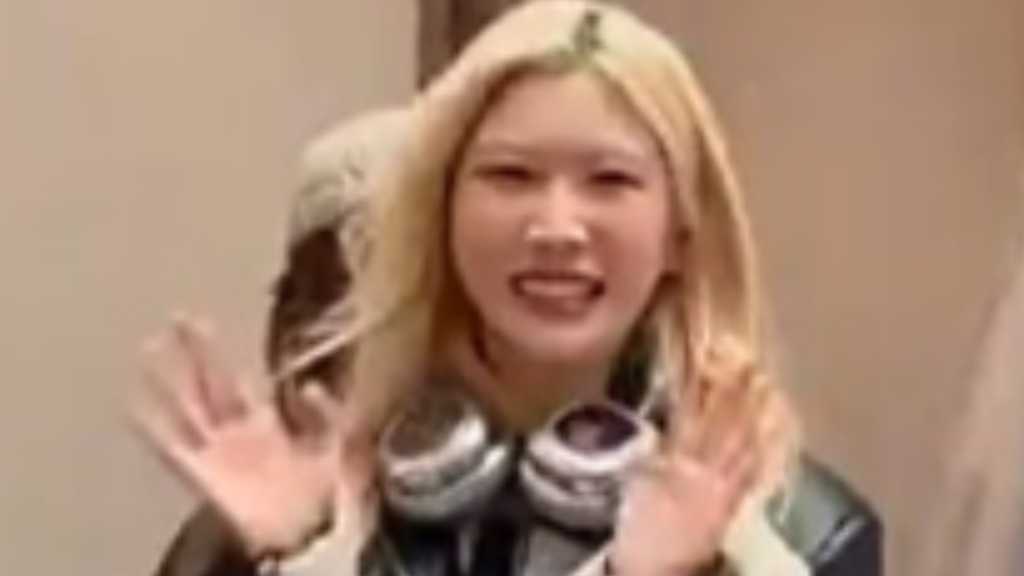 BLACKPINKのロゼのポップアップストアで、インフルエンサーのデイジーが議論を呼ぶ行動をし、ファンから批判を受けた。