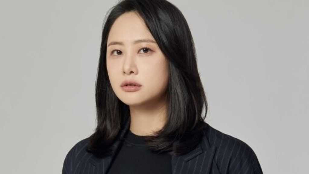 ADOR has appointed Lee Do-kyung as new VP to enhance artist management and support amid ongoing conflict with NewJeans over contract issues.