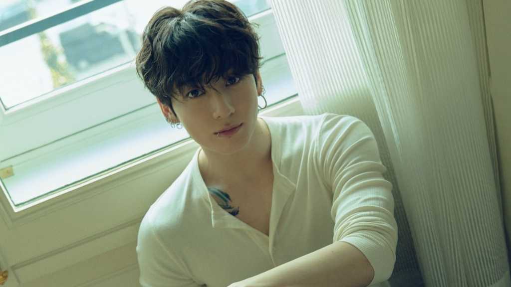 ジョングクが「ELLE KOREA」のグラビアに登場し、シャネルの香水について語った。彼の影響力で雑誌は完売。