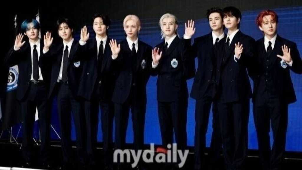 Stray Kids reflects on a successful 2025 and reveals ambitious plans for 2026, including new albums, tours, and fan events.