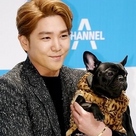 【PHOTO】SUPER JUNIOR カンインら「犬に餌をあげる男」記者懇談会に参加“愛犬と仲良く登場”