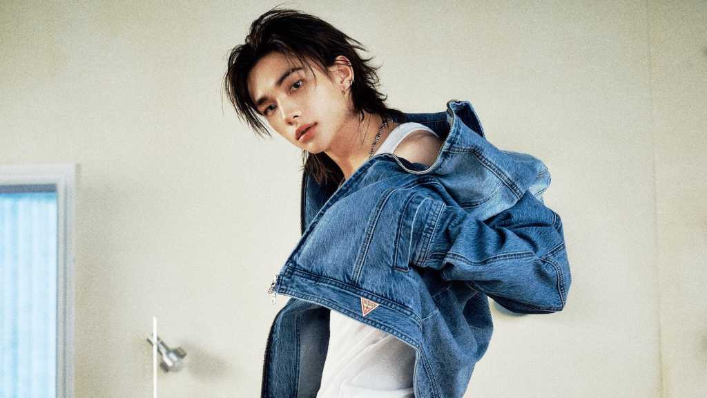 Stray Kidsのヒョンジンが「GUESS」のSpring/Summer 2026キャンペーンに起用され、ブランドの新たな方向性を示す。