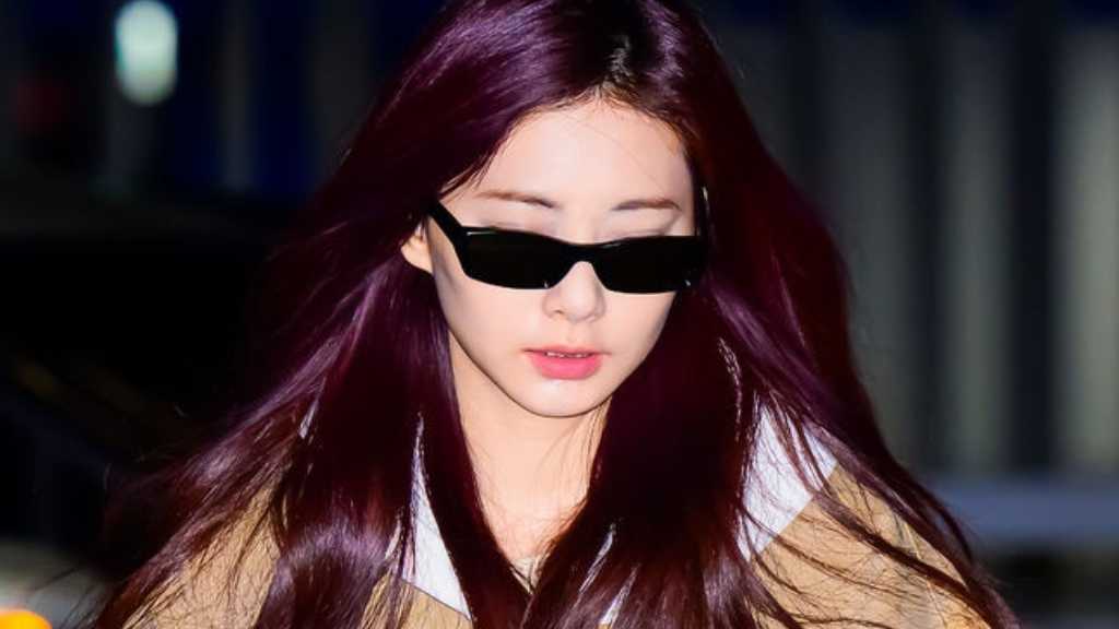 TWICEのツウィが仁川空港から香港へ出国し、火災の犠牲者に哀悼の意を表した。TWICEはK-POPガールズグループ初の米プラチナ認定を獲得。