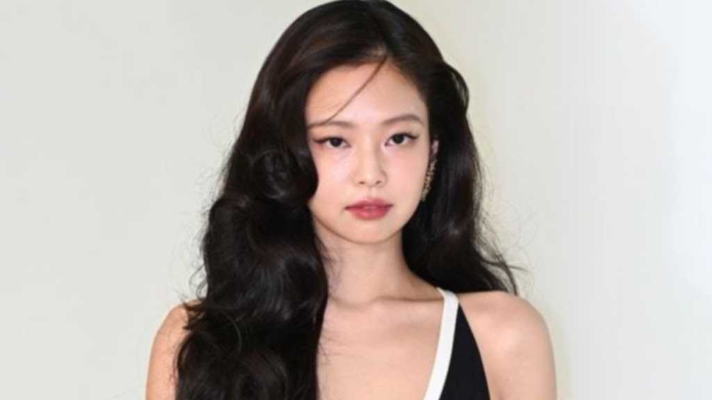 BLACKPINK members apologized after their 10th anniversary event faced criticism for poor communication and disappointing gifts.