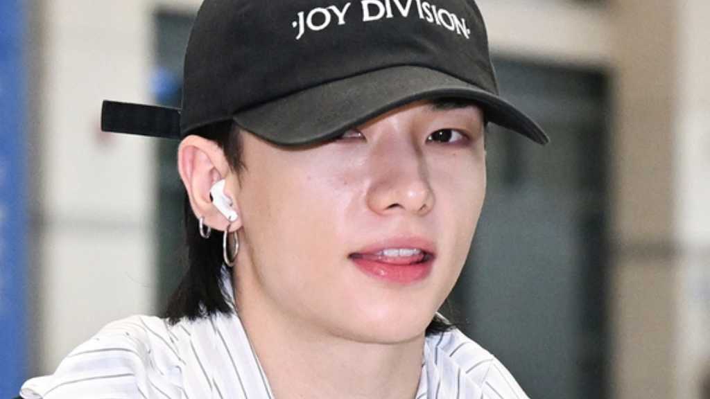 Stray Kids' Hyunjin arrives in Korea after the Versace fashion show in Italy, showcasing his stunning visuals and charm.