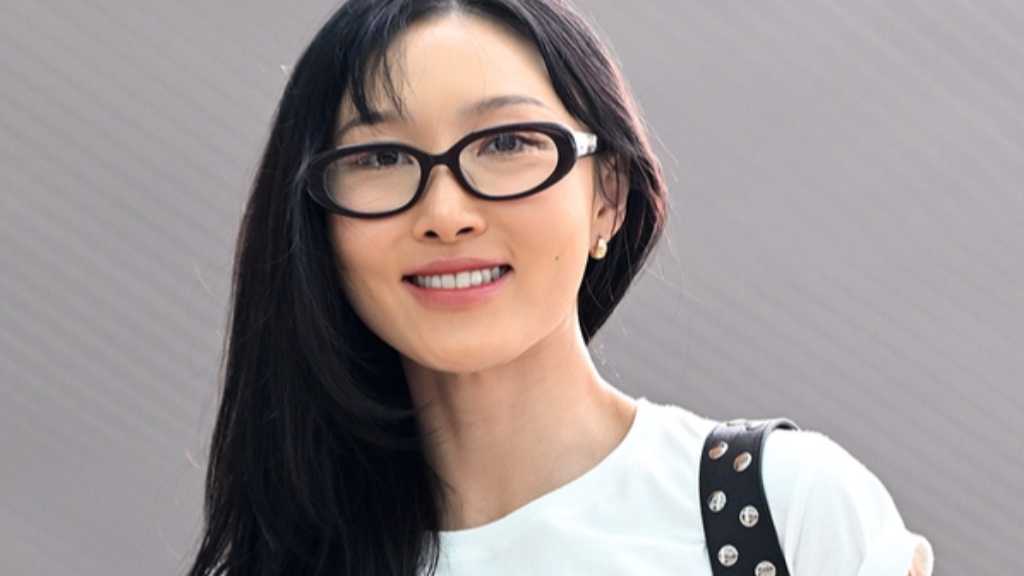 MAMAMOOのファサが仁川空港からシンガポールに出国。セクシーな衣装でイベントに登場し、難聴の告白も。
