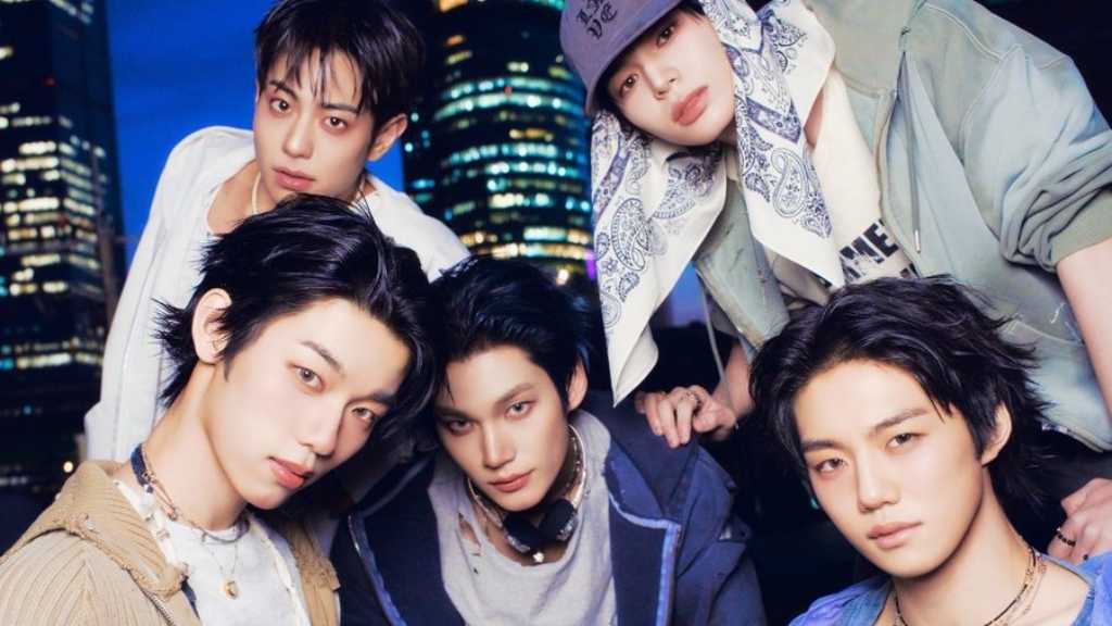 EVNNEが5人体制でカムバックし、1stシングル「Backtalk」のコンセプトフォトを公開。各バージョンでメンバーの魅力を引き出している。