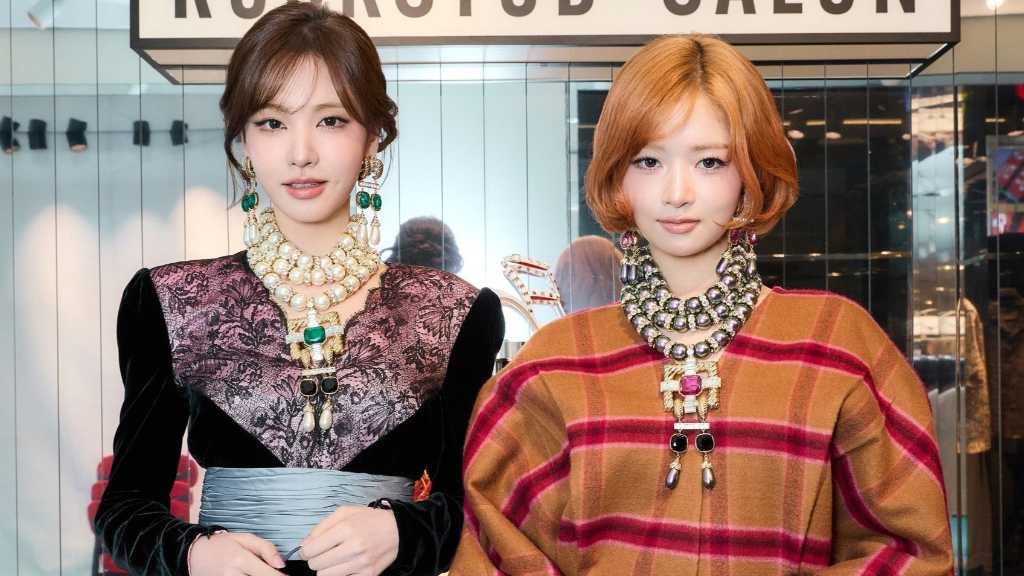 IVE brand ambassadors Rei and Liz visited Valentino Ginza’s exclusive Rockstud Salon pop-in, showcasing new Rockstud pieces and accessories.