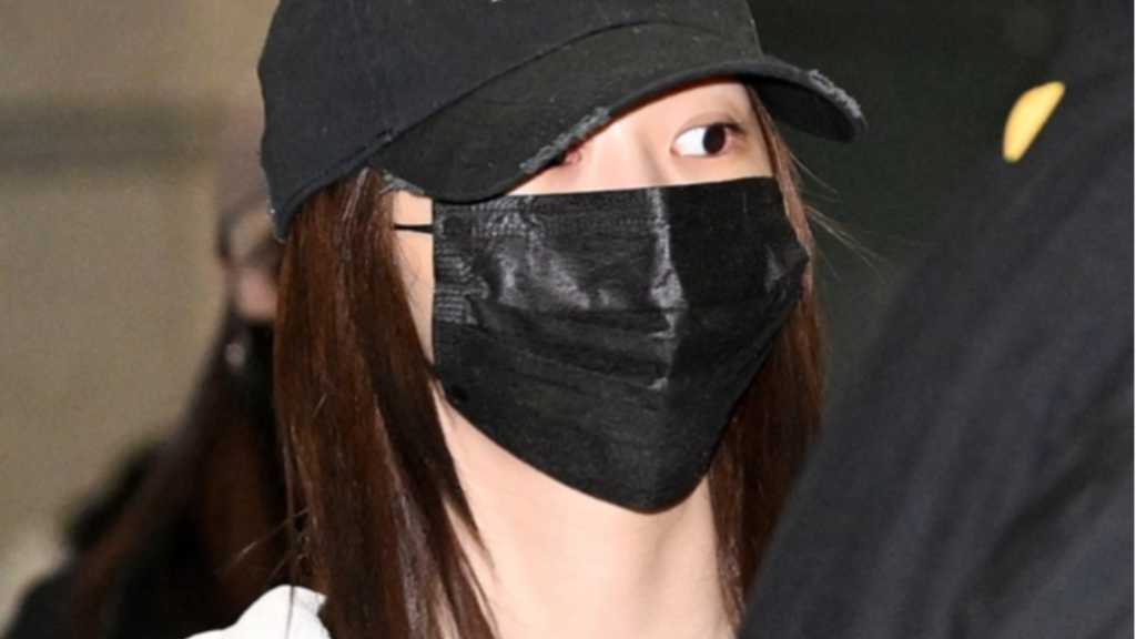 aespa's GISELLE and NINGNING arrive in Korea after the 2025 MAMA AWARDS in Hong Kong, where some performances were canceled due to a fire.