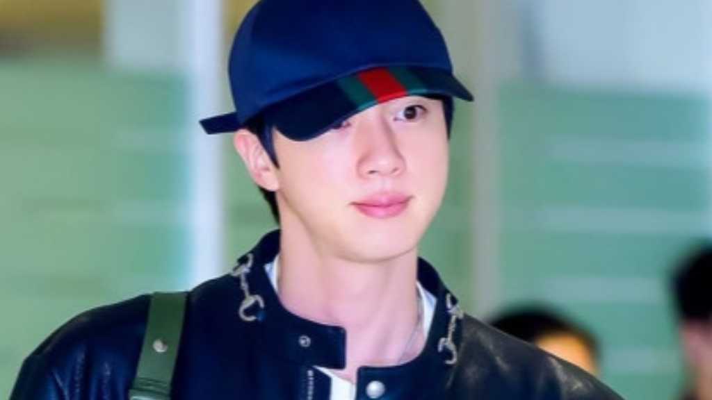 BTSのジンがイタリアから帰国し、白シャツ姿が話題に。さらに、彼がアンバサダーを務める「IGIN」のポップアップが渋谷で開催される。
