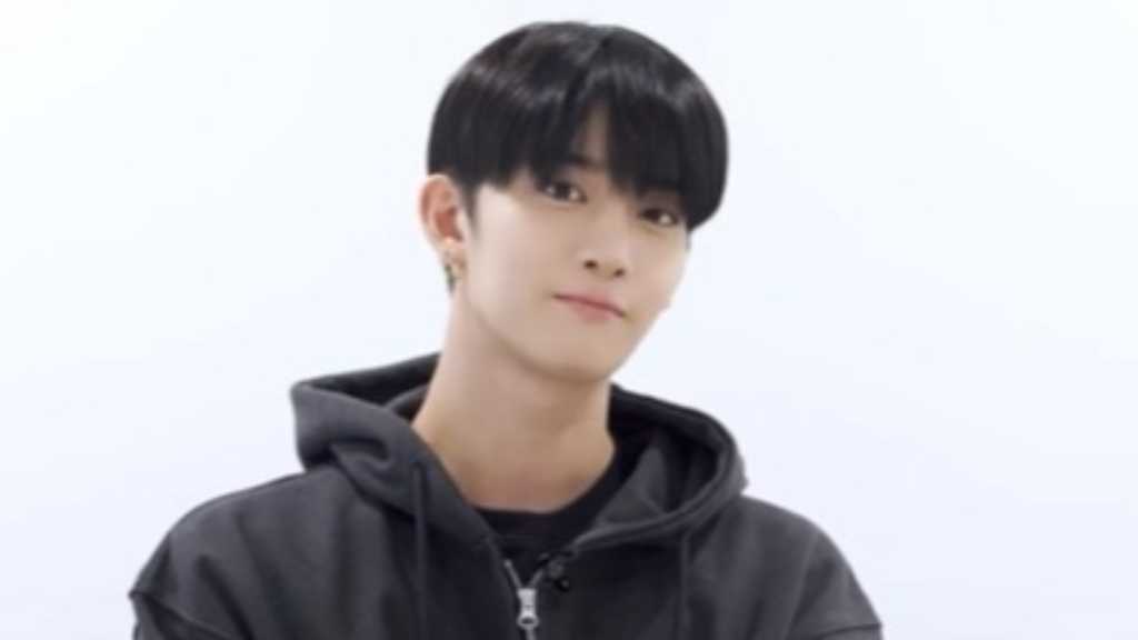 元CIXのベ・ジニョンが1stミニアルバム「STILL YOUNG」をリリース。1月に日本公演を予定し、ファンにメッセージを届けた。