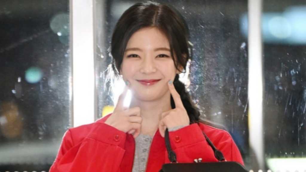 ITZYのリアが海外スケジュールのため出国。新曲はメンバーの歌声が重なったサウンドが魅力。