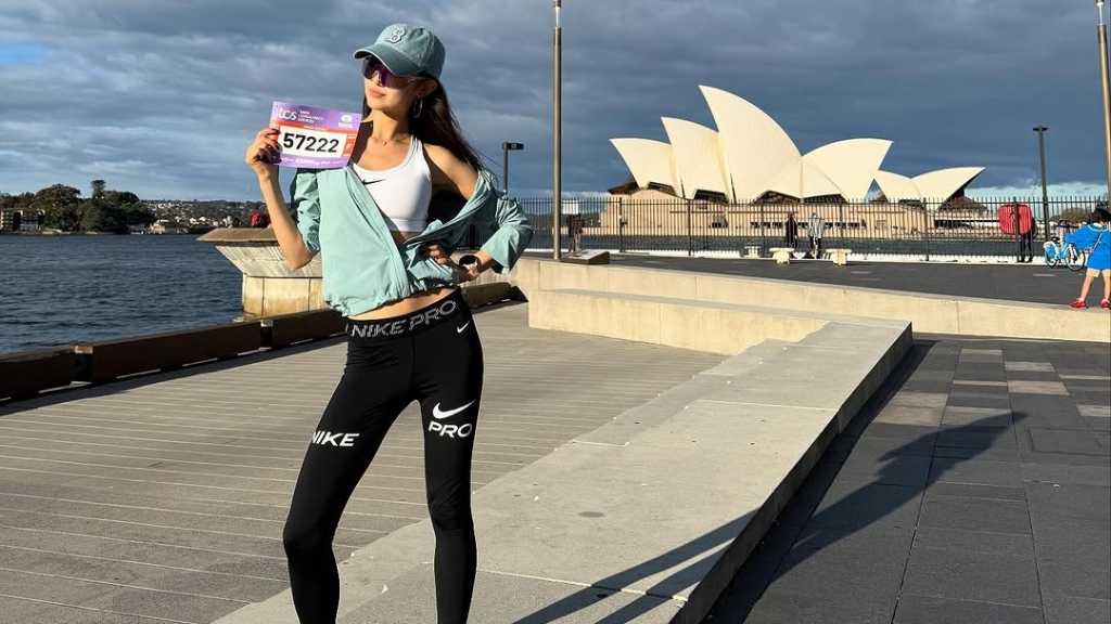 Despite NewJeans' hiatus, Daniel runs with Sean, preparing for the Sydney Marathon and achieving a 10km finish in under 48 minutes.