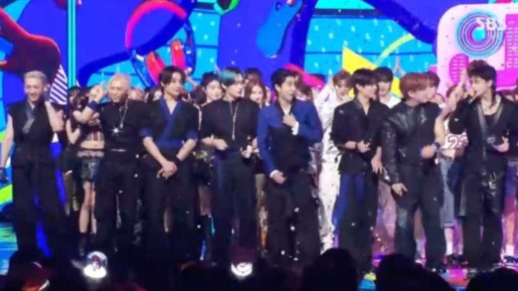 Stray Kids secured 1st place on SBS 'Popular Songs' with 'CEREMONY', thanking fans during their final comeback broadcast.