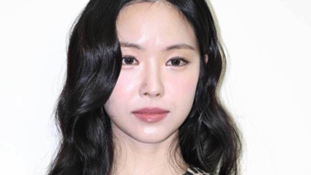 Former Apink member Son Na-eun’s mother has died. Son Na-eun and her sister, golfer Son Se-eun, are keeping vigil at the funeral hall.