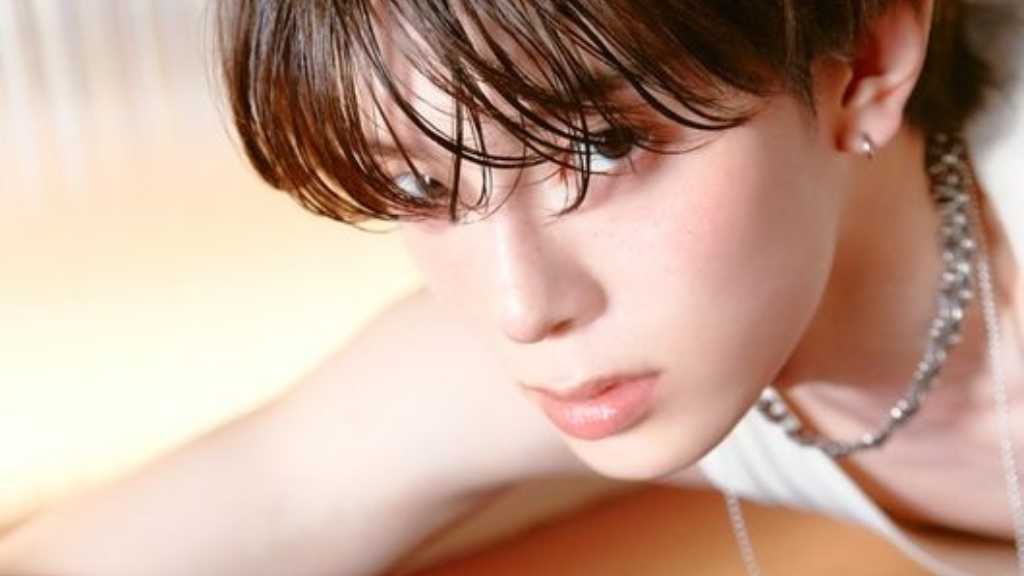 Kangmin from VERIVERY showcases his charm ahead of his solo debut, expressing his artistic vision and love for fans in a recent interview.