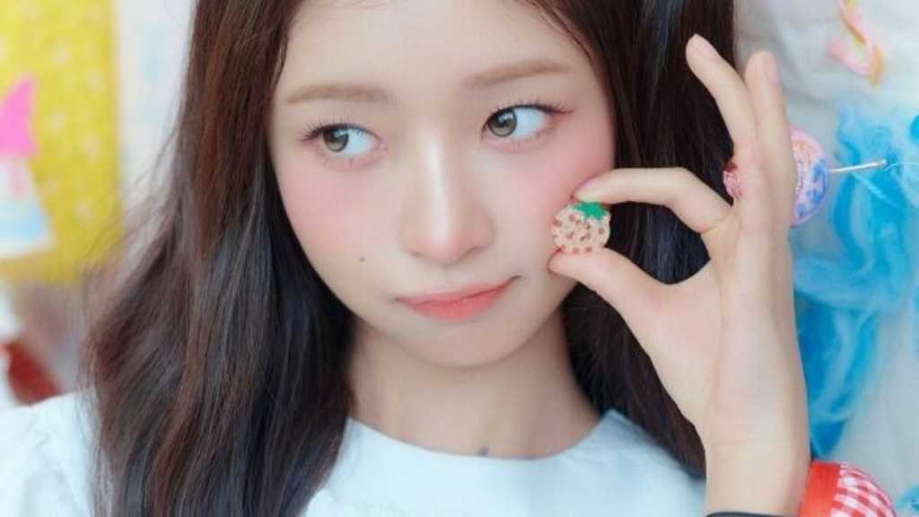 IVEのレイが「驚きの土曜日」400回特集に出演。バラエティセンスを発揮し、注目を集める。