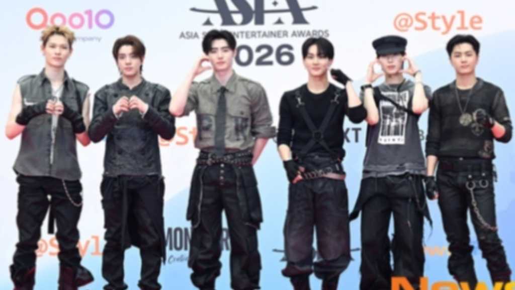 「ASEA 2026」レッドカーペットに日韓のスターが集結。MONSTA Xのヒョンウォン、IVEのレイ、2PMのジュノらが華やかに登場。