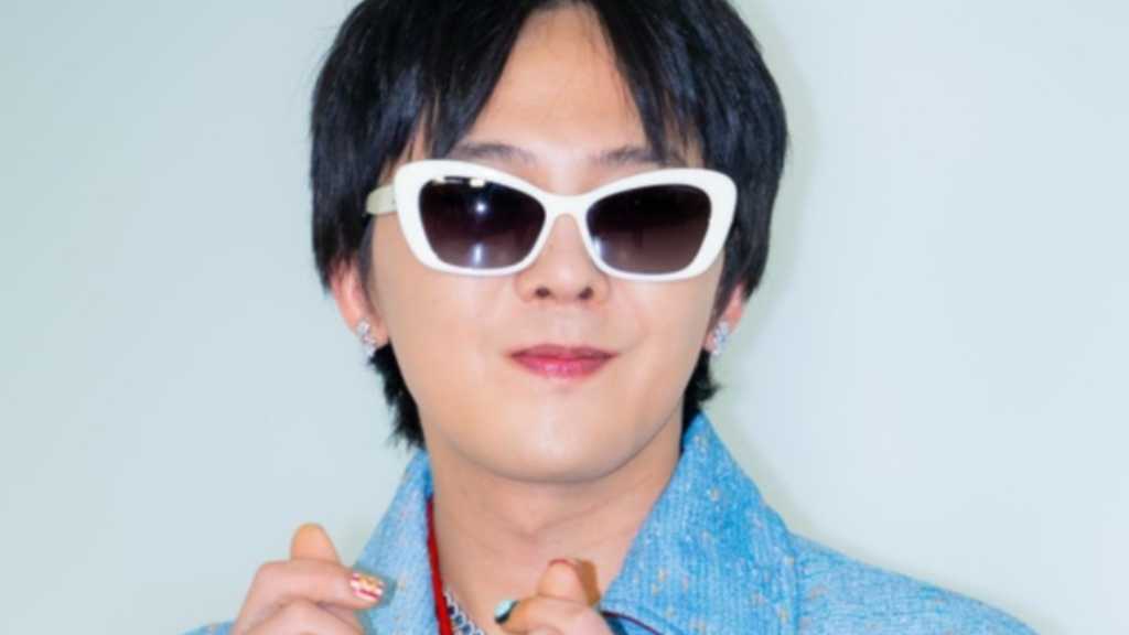 Chanel hosted a photo wall event for its 2026 Seoul collection, attended by celebrities like G-Dragon and Park Seo-joon.