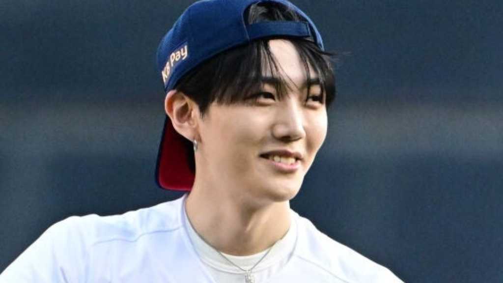 Hyunbin from ALL(H)OURS threw the first pitch at the Doosan Bears vs. KT Wiz game in Seoul on the afternoon of the 28th.