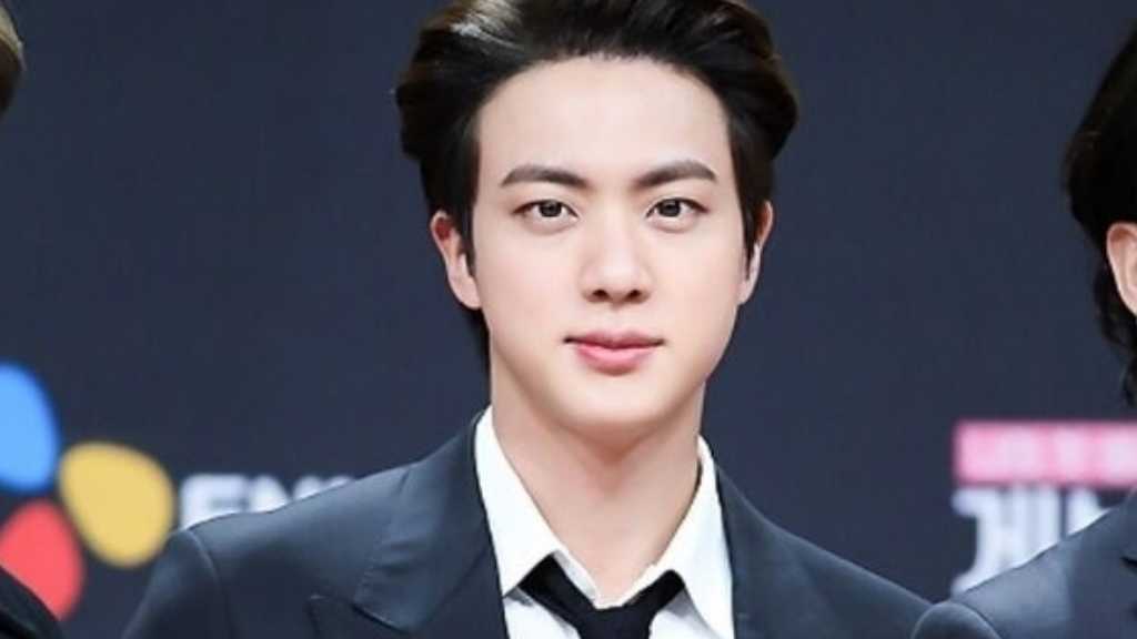 BTSのジンにキスした50代の日本人女性が強制わいせつ容疑で在宅起訴された。ファンの請願がきっかけで捜査が始まった。