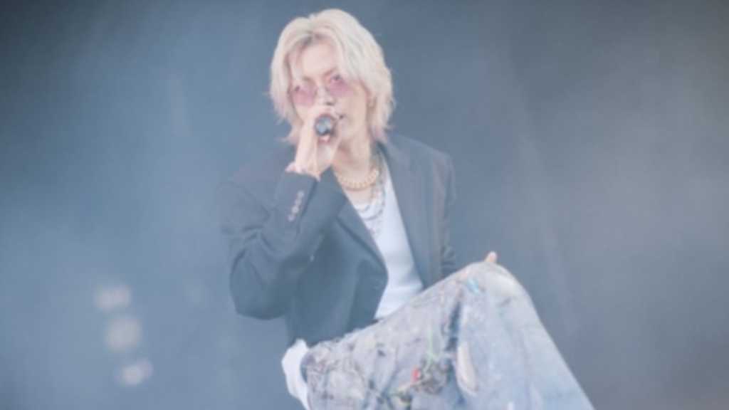 Yuta from NCT impresses at Japanese rock festivals, showcasing his solo debut and upcoming album, receiving enthusiastic fan reactions.