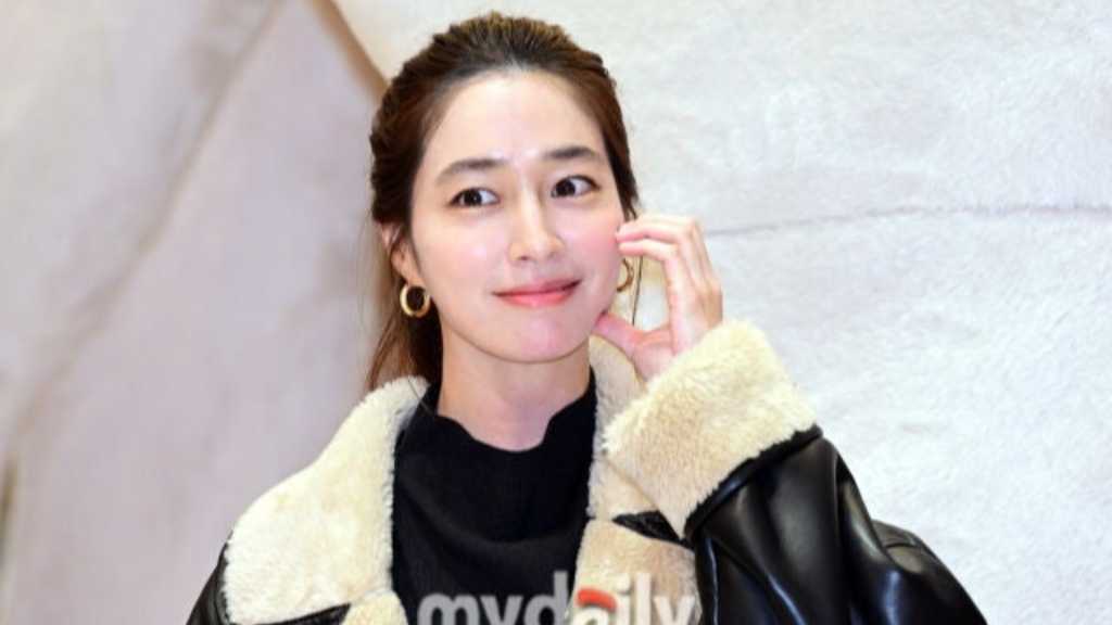 Celebrities including Lee Min-jung and ITZY's Yuna attended the UGG pop-up store opening in Gangnam, Seoul, enjoying shopping and visuals.