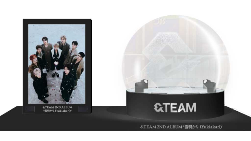 &TEAM、公式ペンライトを模した約3mの巨大スノードームが渋谷に登場！12月18日より期間限定で集合ビジュアルも設置 - Kstyle