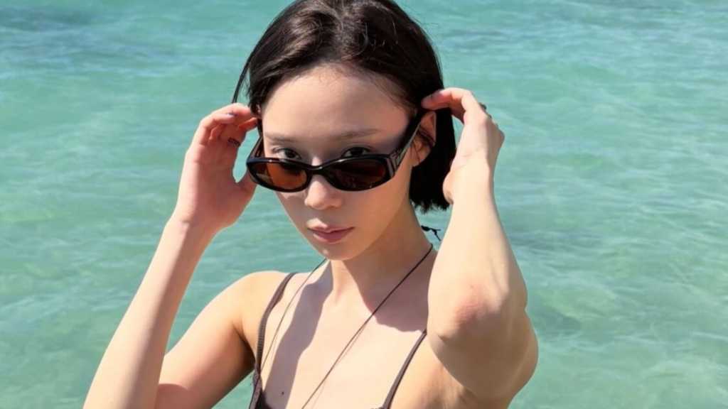 aespa's WINTER posted vacation photos from Hawaii on Instagram, showcasing her enjoying the beach and her slim figure.