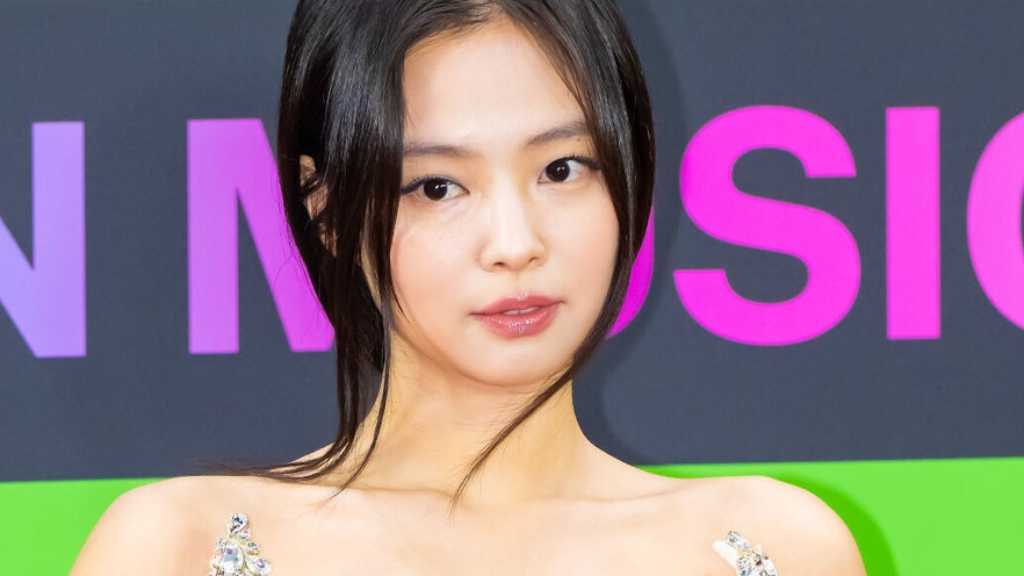 BLACKPINK’s Jennie appeared as a special guest at The Weeknd’s Korea concert and performed “One Of the Girls” with him.