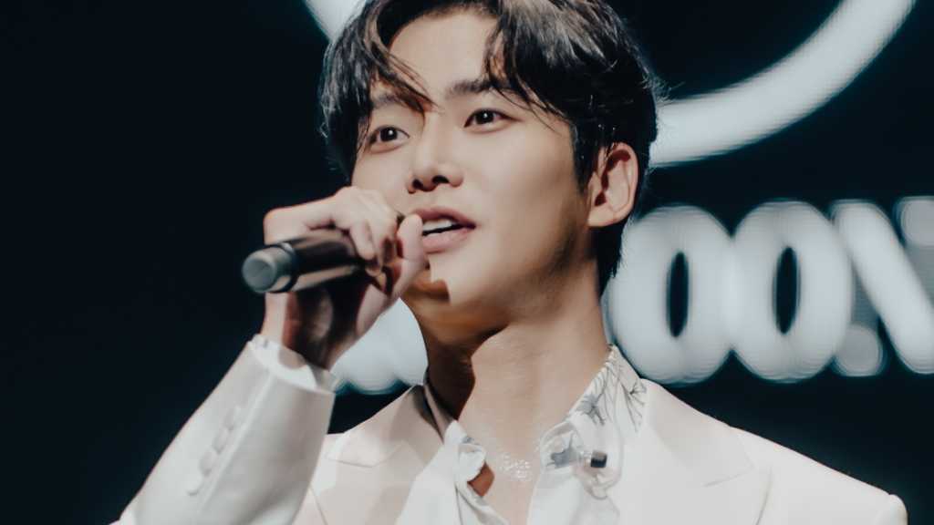 グローバルスターのロウンが、TELASAでファンミーティングのライブセレクションを配信中。J-POPカバーも楽しめる。