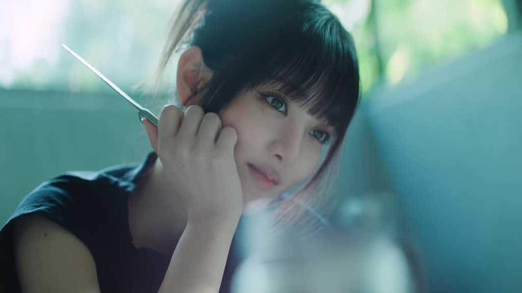 i-dleのミンニが、デビュー9年目で初のタイ語EP「i love you to the moon and back」をリリースし、MVも公開した。