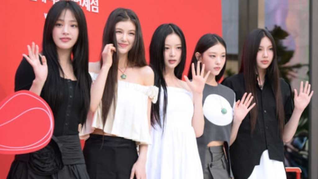 NewJeansの所属事務所ADORが広告制作会社イルカ誘拐団に損害賠償訴訟を起こし、強制執行停止申請が行われた。