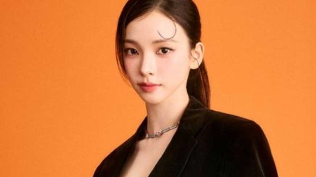 KARINA from aespa dazzles at Prada's fashion show in Milan, showcasing her style and engaging with fans, highlighting her global fashion icon status.