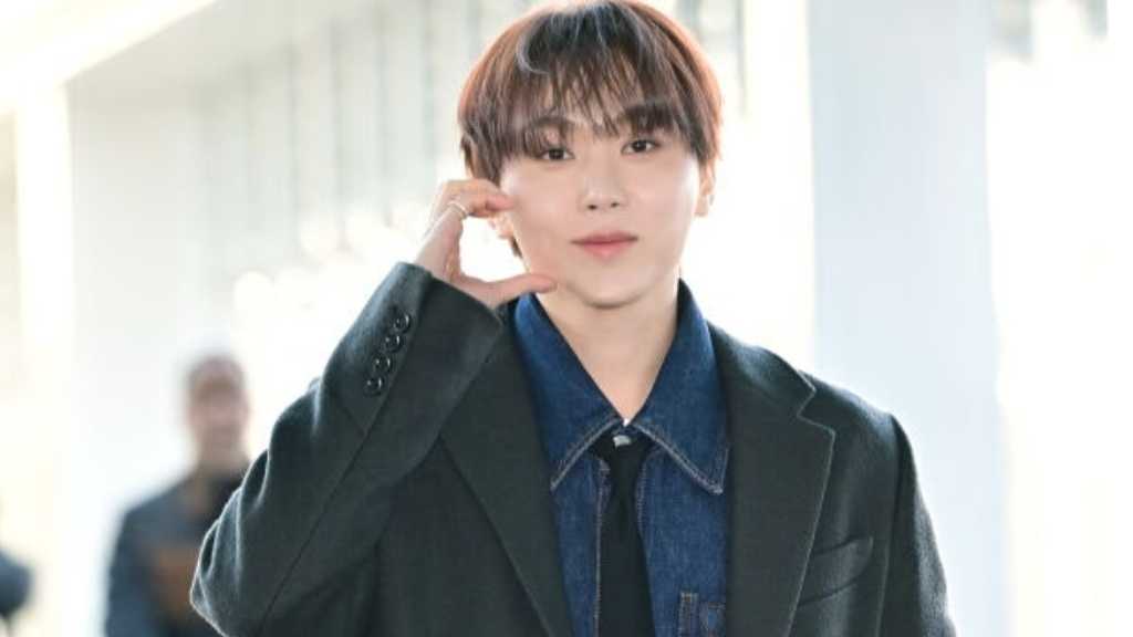 SEVENTEEN's Seungkwan leaves for overseas schedule. They held a fan party for their 1st mini album and released a teaser for 'Blue'.