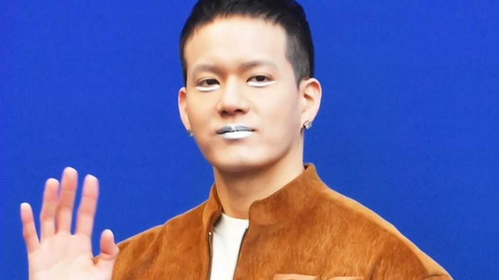 The 2026 F/W Seoul Fashion Week featured celebrities like BTOB's Peniel and Apink's Oh Hayoung, celebrating fashion and music.