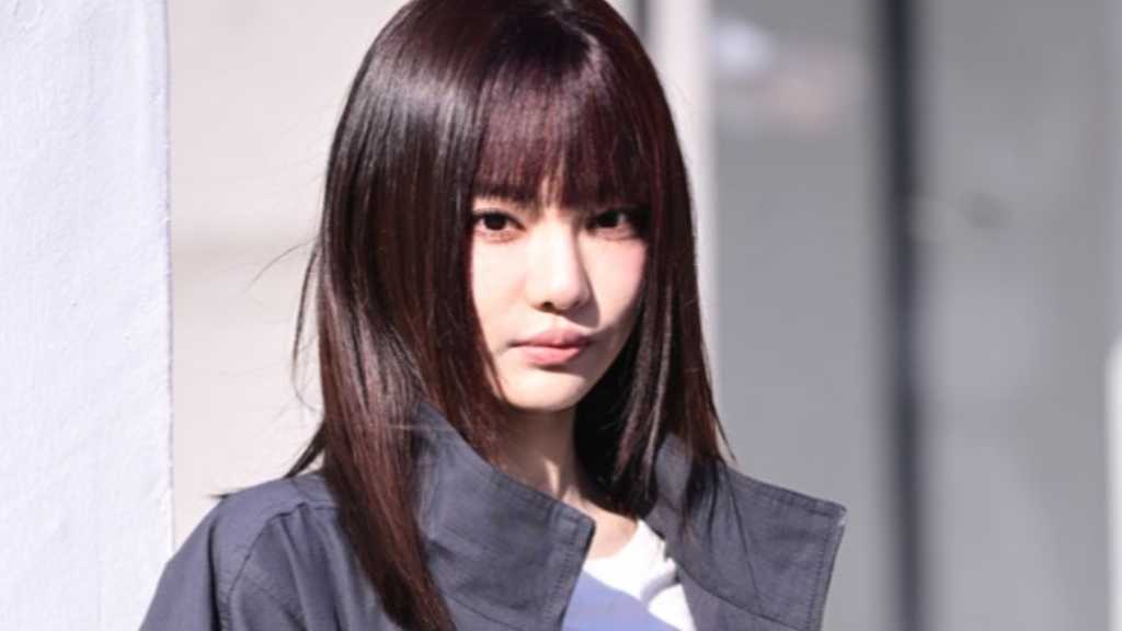 aespaのNINGNINGがファッションブランド「Matin Kim」のイベントに出席し、ショートヘアに大胆イメチェンした。