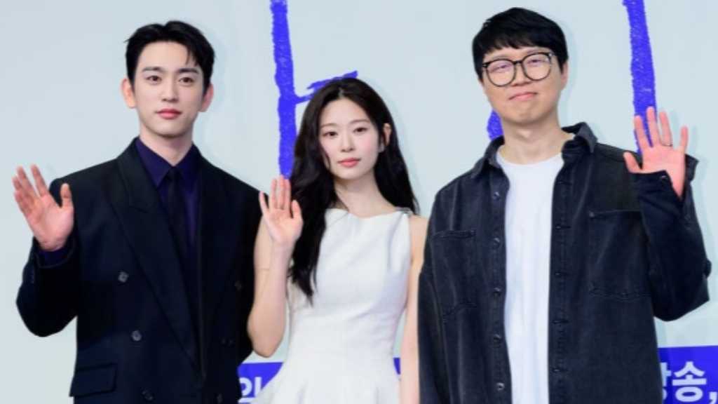 The new drama 'Love's Light' was announced in Seoul, featuring GOT7's Jinyoung and former IZ*ONE member Kim Minju, focusing on young love.