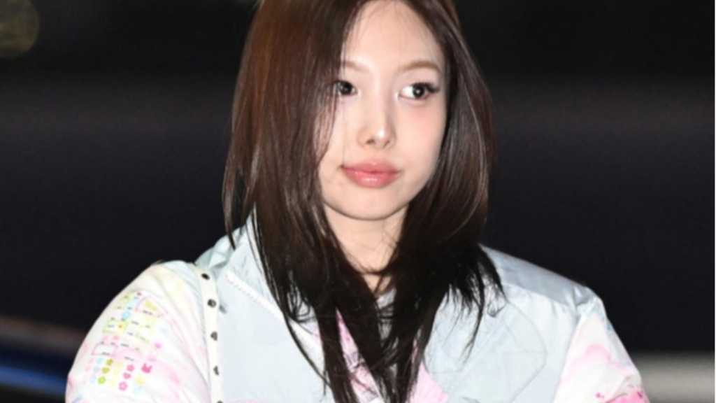 TWICE departs for Osaka on the 28th for a fan event. They will participate in the 'Unit Farewell Event' on the 29th.