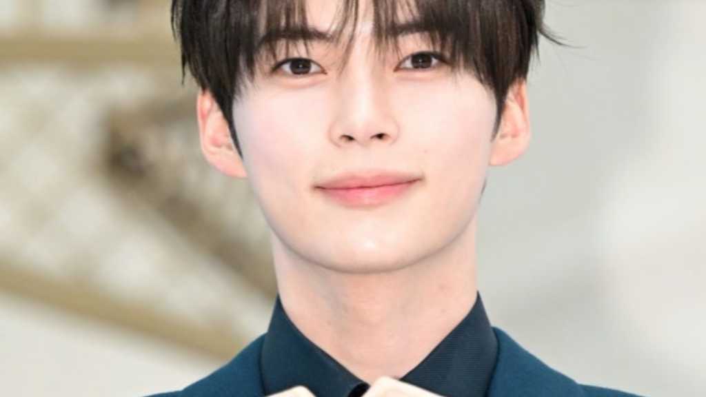 Son Hanbin of ZEROBASEONE attended a CREED event in Seoul, received gifts from Donki, and was named KCON's first global ambassador.