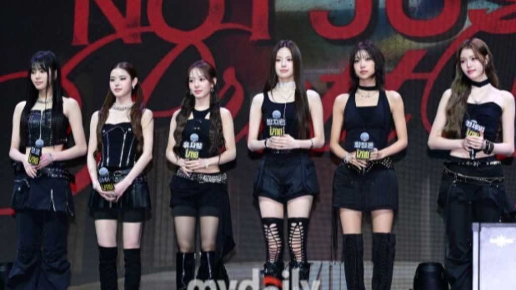 izna, now a 6-member group, releases their 2nd mini-album 'Not Just Pretty' after losing a member. They showcase a new concept.
