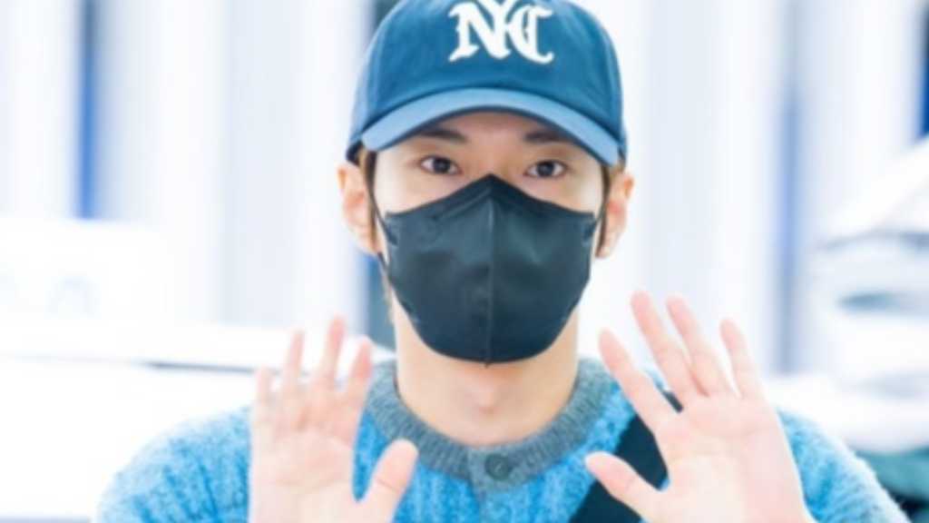 NCTのドヨンがソロコンサート「Doors」のためタイへ出国。日本滞在中にスシローを楽しみ、10月には韓国でアンコールコンサートを開催予定。