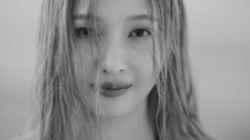 Red Velvetのジョイが1stミニアルバム「From JOY, with Love」のトレーラーを公開し、カムバックへの期待が高まっている。