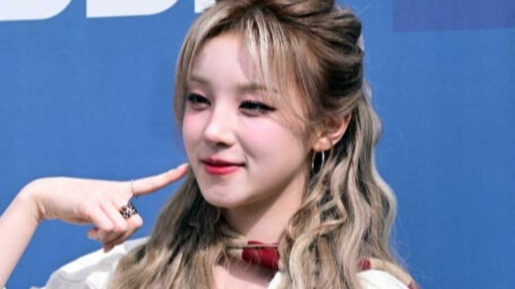 i-dle's Woogie and Kim Hije head to SBS for the 'Cultwo Show' on the afternoon of the 23rd, showcasing their cute expressions.