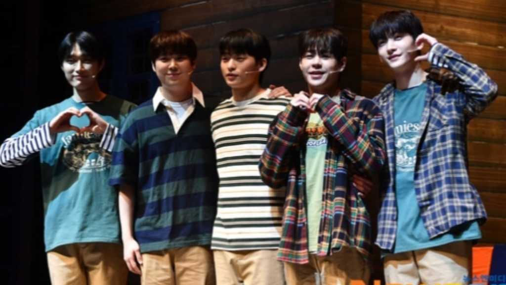 ミュージカル「ガールフレンド」のプレスコールにTEENTOPのNIELやVERIVERYのヨンホなど多くのK-popメンバーが出席した。